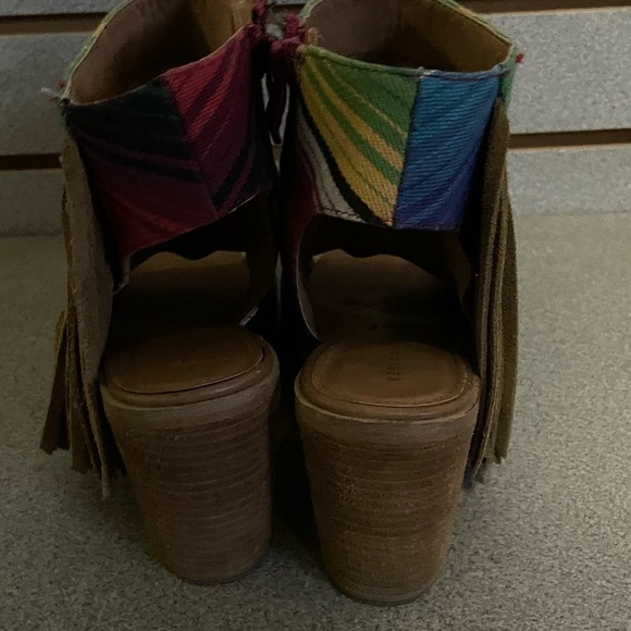 Very Volatile Serape Peep Toe Fringe Stripe Heels Womens 10 Multicolor Boho West - Picture 4 of 6
